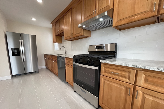 living - STUNNING 4 BED ON CALUMET WITH WASHER/DRYER IN UNIT! 9/1/25! Apartments