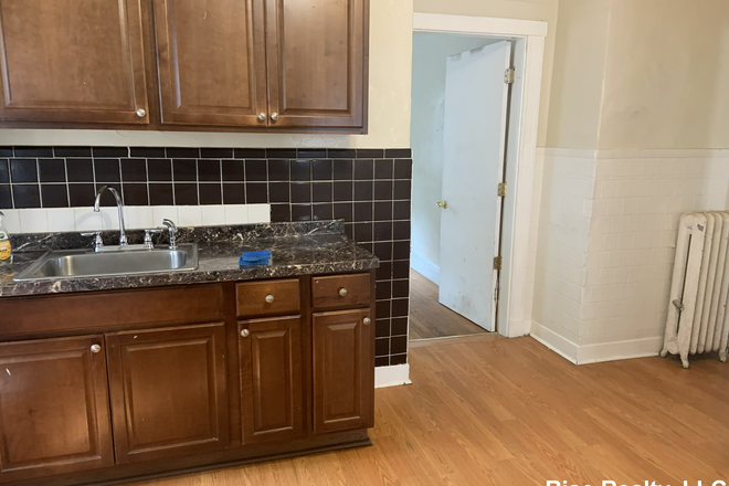 Kitchen - Available 2025, 4 bed close to campus! Apartments