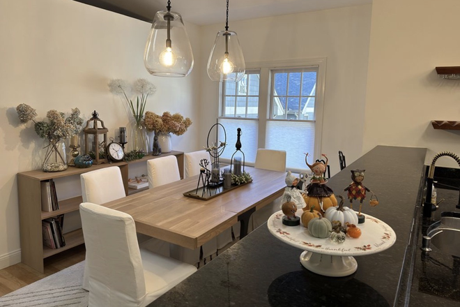 Dining area - Upscale 3 bedroom condo walking distance to Harvard