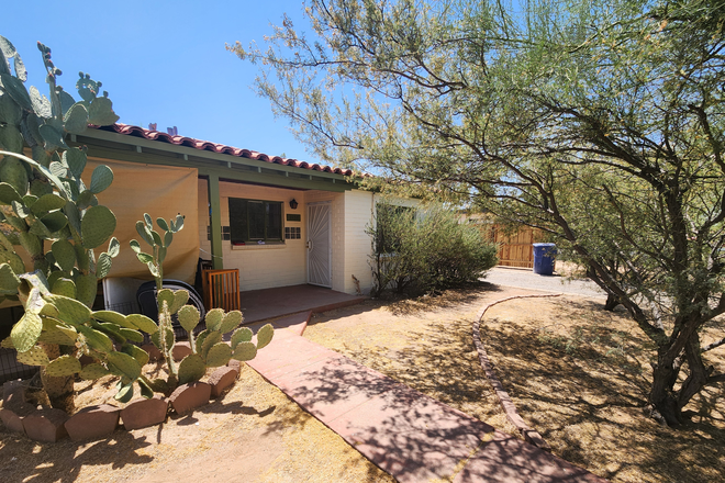 Front House with yard - Cute Place Close to Campus