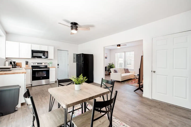 Kitchen - Delmar Estates Walkable to CWE and Shuttles Apartments