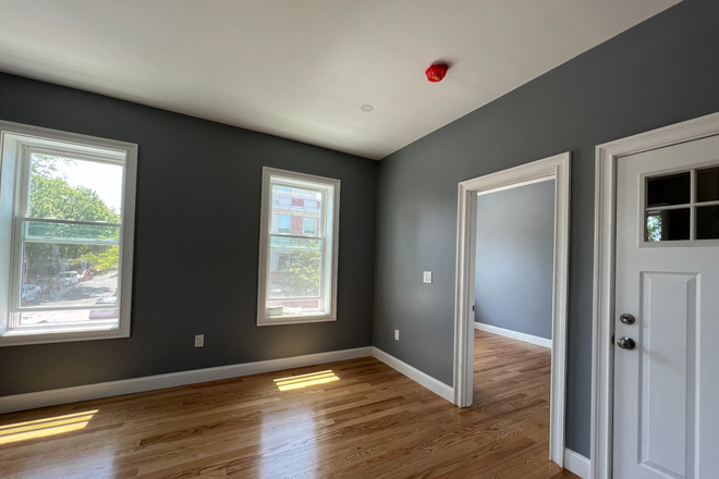 . - *NO BROKERS FEE!* Spacious modern 4-Bedroom unit near campus w/ in-unit laundry  Avail 6/1/2026! Apartments