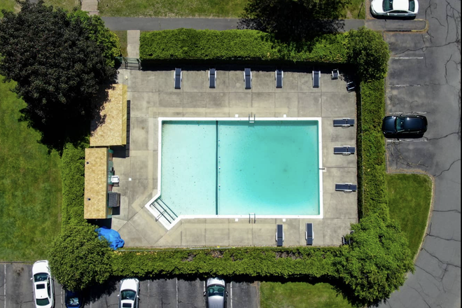 Swimming Pool - Brandywine - Lease Transfer/Sublet for Female roommate only Apartments