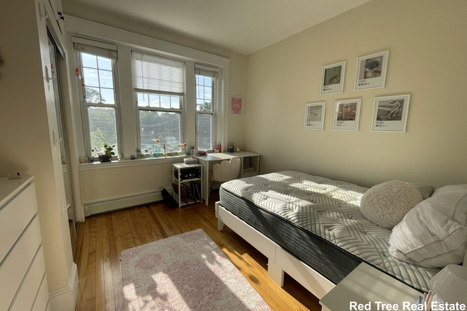 ... - GOOD SIZED 4 BEDS/2 BATHS WITH A BEAUTIFUL VIEW FROM THE PORCH Condo