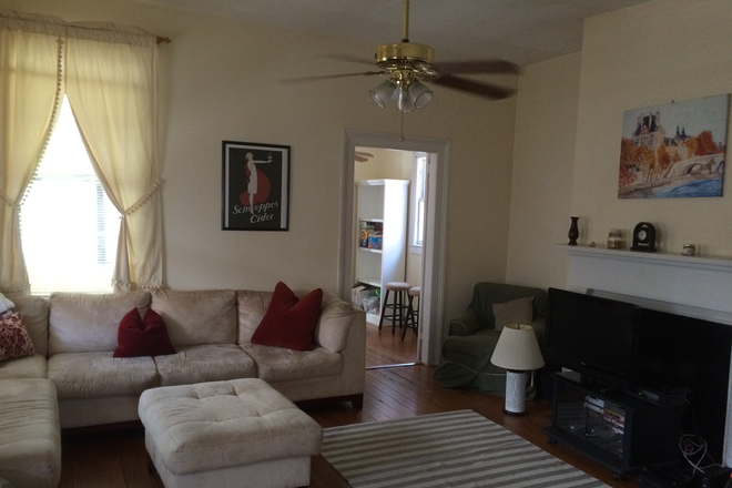 Living Room - 4-B Doughty Street Apartments