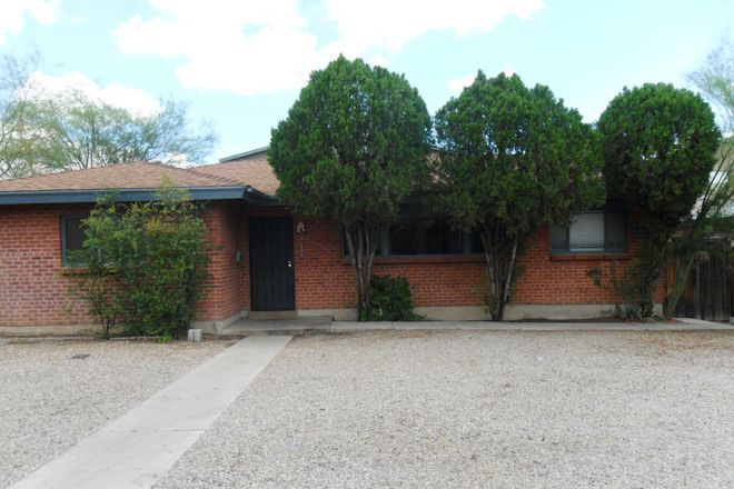 Outside Street View - 2 Living areas on Adams!! House