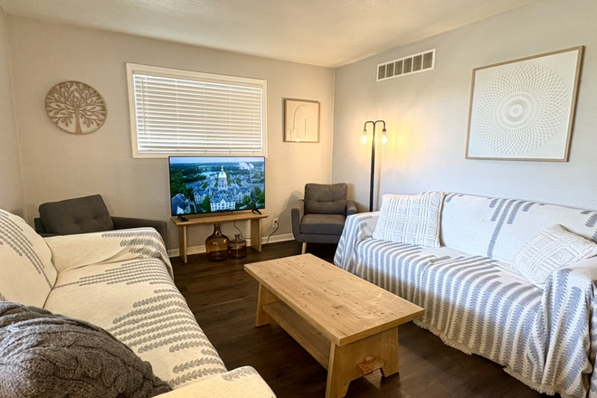 Living Room - Charming, newly remodeled home on edge of ND's campus
