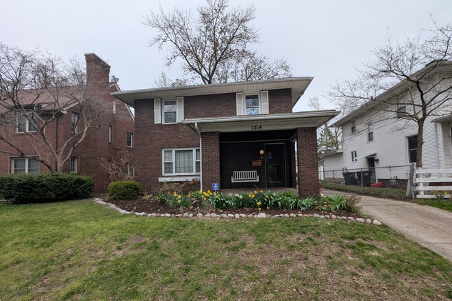 Front of house, landscaping and lots of flowers! - Four bedroom house with backyard; 1 mile from campus