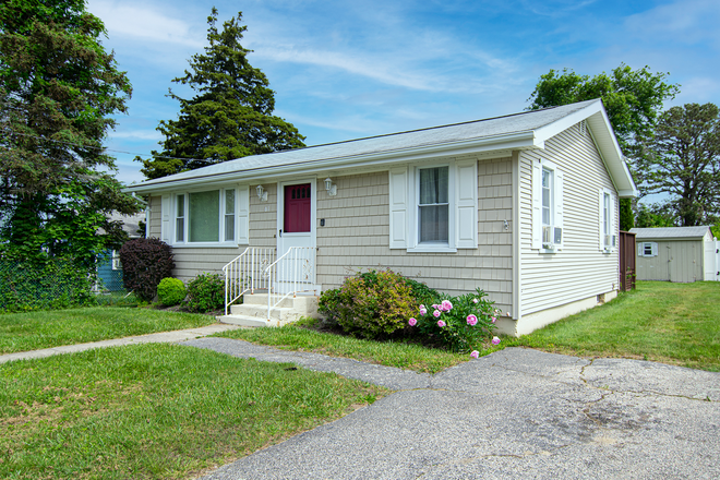 Front of House - Available for a group of 2! 2 Bedroom in Point Judith! House
