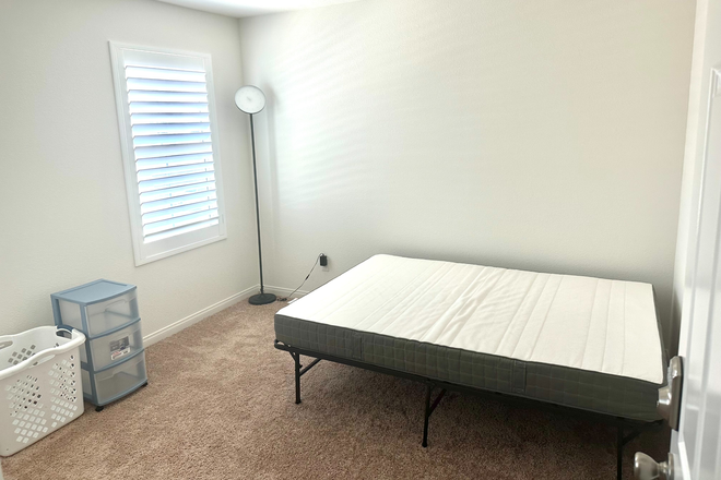 bedroom natural light 1 - 12-min drive, private room in new 2023 construction with great natural light House