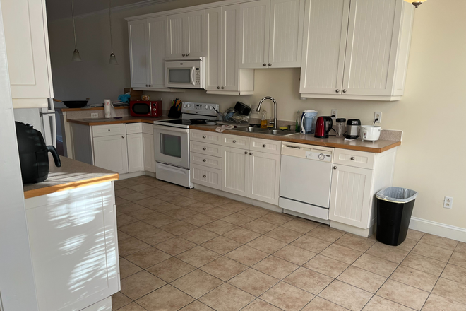 Kitchen - University Townhomes - ALL Utilities Included