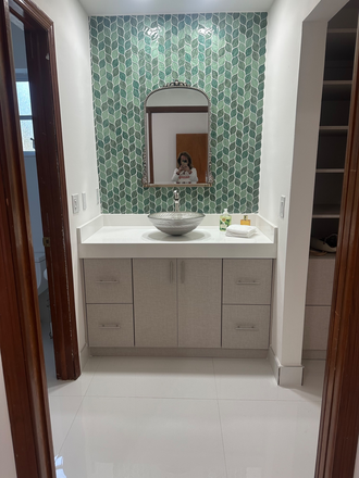 Master bathroom - 🌺Beautiful  Private Home ,Prime Location,Minutes From UM,Shopping,Airport & A+ Rate Schools