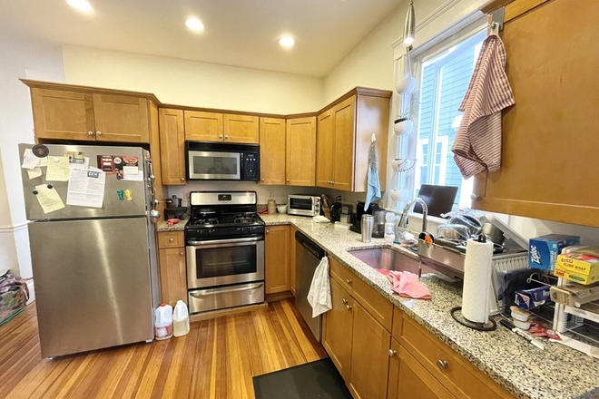 LIVING - SPACIOUS NEWLY RENOVATED 3 BED WITH IN UNIT LAUNDRY! 9/1/25!