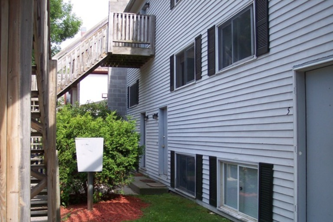 main - 3 bedroom Condo in Quiet Complex. Walk to UVM & UVMMC