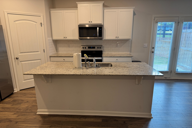 Kitchen - 4BR/2.5 Bath Townhome 1 Mile from UNG Dahlonega Campus