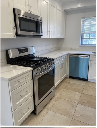 Kitchen with Gas stove, microwave, and dishwasher - Furnished 3bed/2ba 10min Walk From Campus/ Great Area Apartments