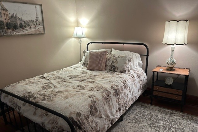 Bedroom 4 with queen sized bed - Castleview retreat House