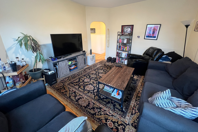 Living Room - Gorgeous 3 Bedroom & 1 Bathroom Apartment