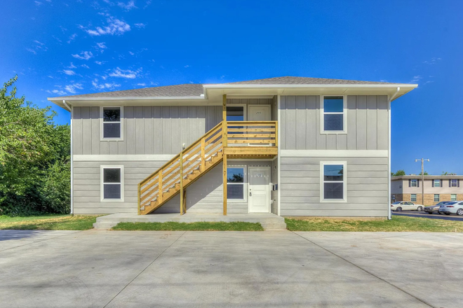 Outside Street View - Unit 200, 2nd Floor 4 Bed /4 Bath - Private En-Suite Bedrooms - Perfect for Friends/Students/Facult Duplex