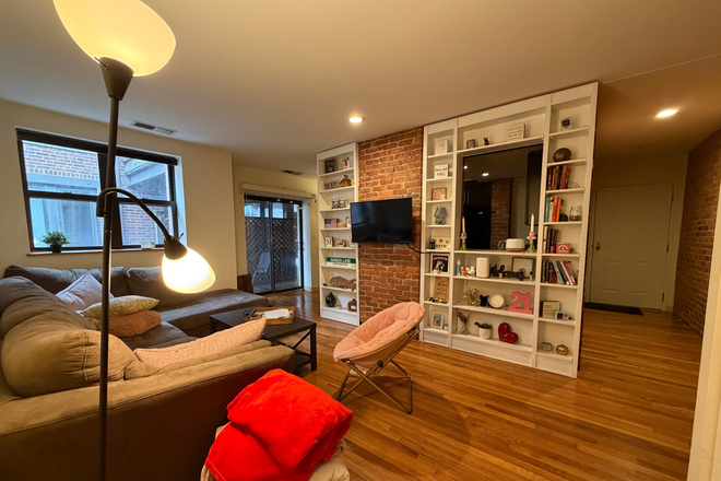 1 - Large 2 bedroom on Gainsborough with private deck, and Air conditioning