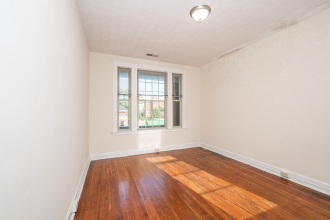 Bedroom - 4 E Charlton Apartments