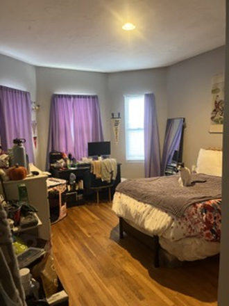 Bedroom - Looking for 1 roommate in a 3b