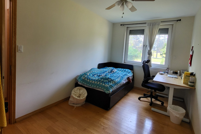 Main Floor Room 1 - Military Trail Best Location 1 Min Walk to UTSC student Centre. Fully Furnished Rooms. House