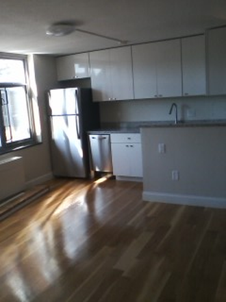 Hub Realty - One bedroom condo, with updated kitchen and bathroom, balcony on bus line