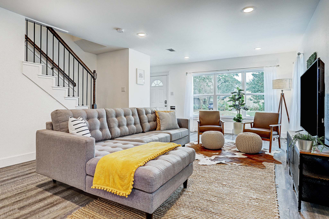 Livingroom - 6BR/3.5BA in Med Center Duplex