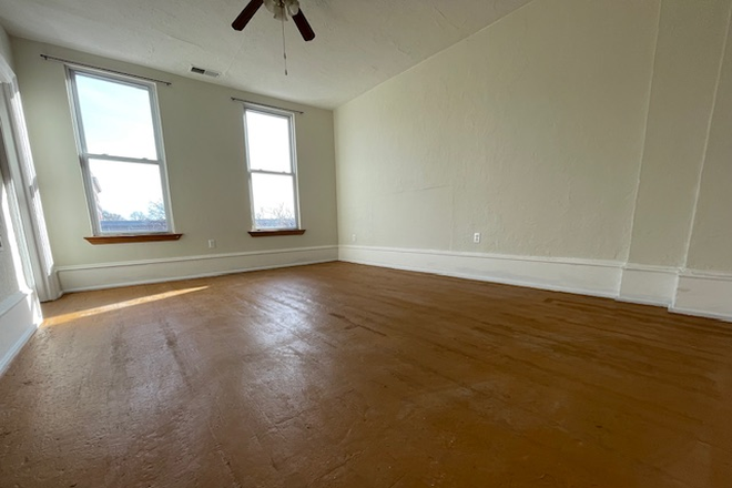 Living room - FULL OF NATURAL LIGHT 2 bdrm/1bath A BLOCK FROM PINK LINE Apartments