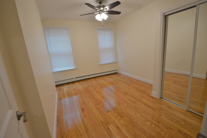 Bedroom - 4 Bed Available 9/1/25!! *CONTACT NOAH 603-470-8181 Apartments