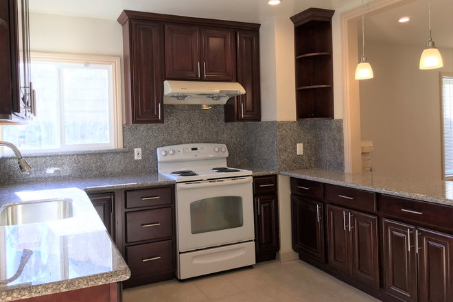 Kitchen - Beautifully Remodeled 3BD/2BA House Near 4TH Street Shopping District & Berkeley Marina