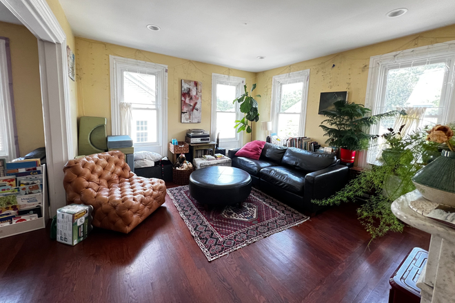 Living room - 5 Bed Townhouse