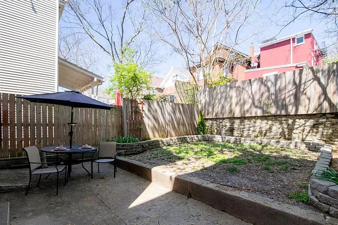 Patio - Private home 10 minute walk to UC