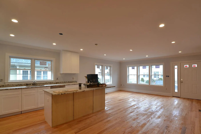Call NOW for showings! 617-236-8600 - BOTHWELL RD - HUGE DUPLEX 5BR UNIT IN OAK SQ W/ 3.5BA, W/D IN UNIT, PRKNG, ISLND KTCHN ON *9/1/2025* Apartments