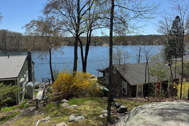 Great Views !  Easy lake access - AMAZING Coventry Lake Front Home AVAILABLE for 26/27 Academic Year