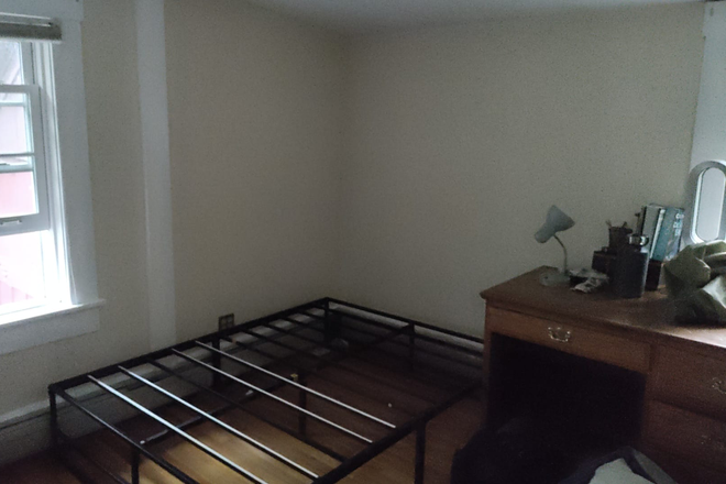 Available bedroom - 2 Bedroom Apartment on N. Whitney St.; Need Housemate