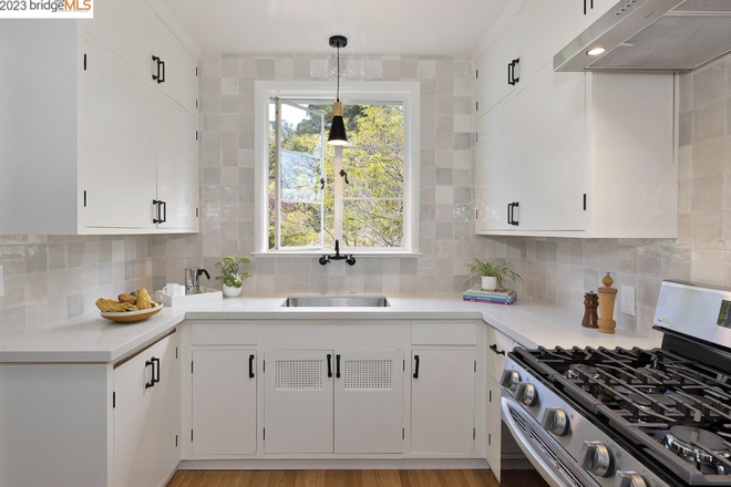 Kitchen-Window facing beautiful backyard - [UpperUnit] Private, Spacious& Sunny 2B/1B, W/D in Unit, Parking included