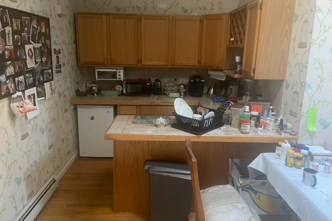 Kitchenette - 1 Large & 1 small bedroom available, $ 1000-$1,100 room includes-heat water, elect House