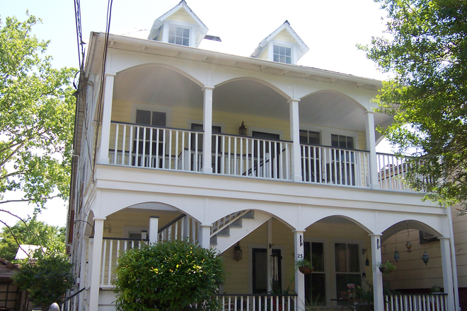 gorgeous porch - Large 3 bedroom + bonus room Downtown Charleston Apartment