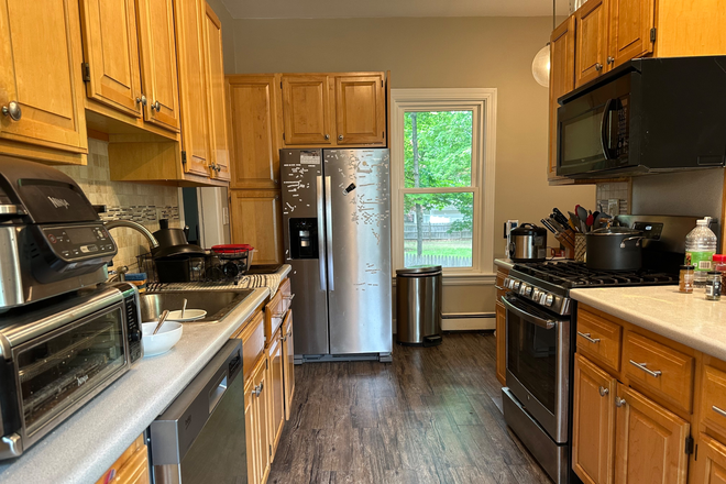 Photo - 4 bedroom 2 bath single family with 4 off street parking spaces House