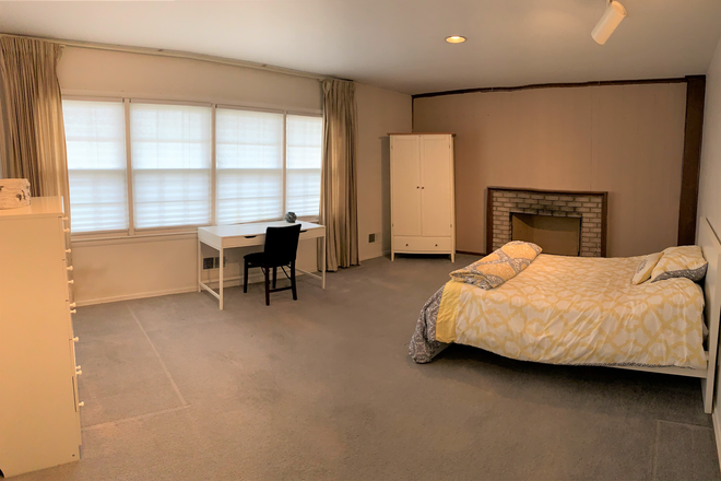 Large bedroom on 1st floor - LARGE ROOM IN SAFE NEIGHBORHOOD House