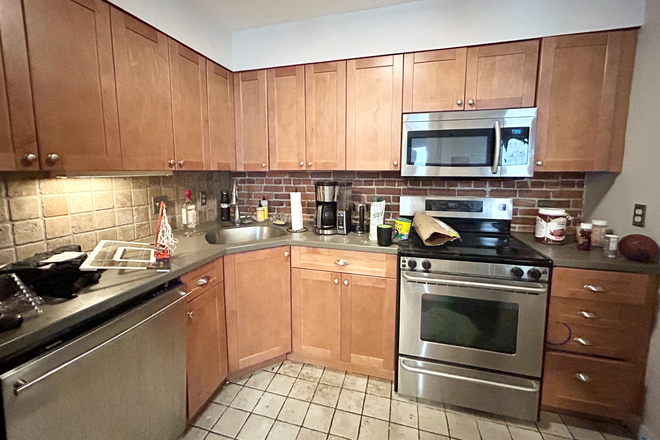 Kitchen - Gainsborough 1 bed 1 bath with laundry in unit