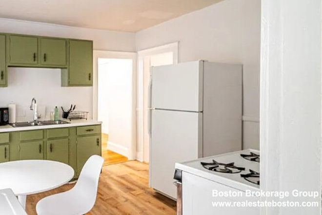 kitchen - Excellent 3 bedroom / 1 bathroom apartment!