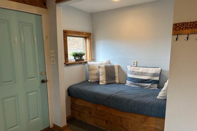 day bed - Single Bedroom House with additional Day Bed Above South Royalton on 36 Acres