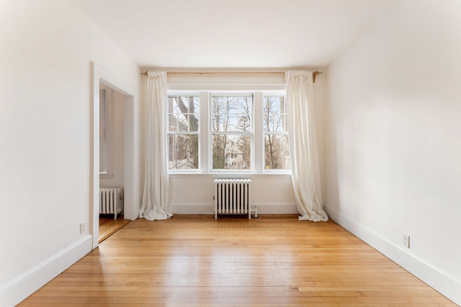 - - Close to Campus! 1 bed w/ Heat & Hot Water Included. Laundry in the Building