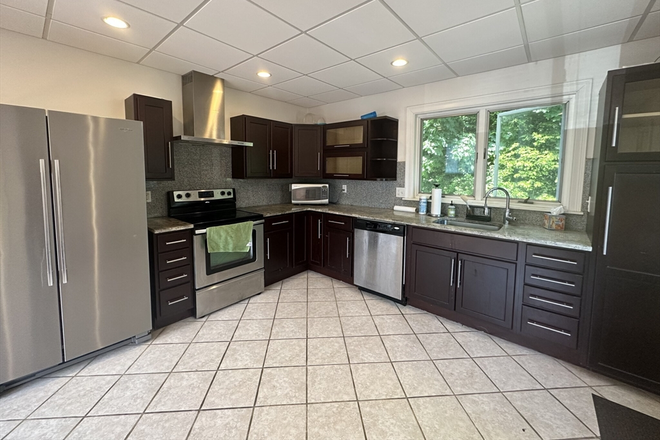 LIVING - SPACIOUS 3 BED WITH HEAT & HOT WATER INCLUDED, LAUNDRY IN UNIT! Apartments
