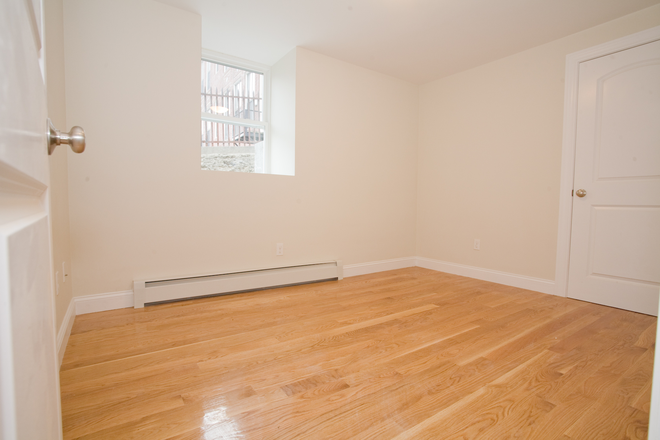 Bedroom 4 - Beautiful 5-bed at the back of Mission Hill Triplex