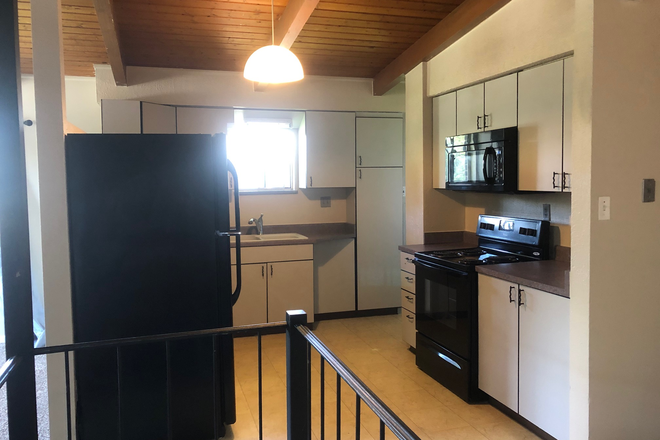 Kitchen - Spacious House, blocks to Regis