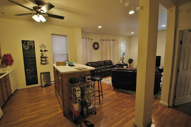 Center Island - 3 Bed 2 Bath Apartment on Gainsborough St - Available 9/1/26 - Close to Campus!